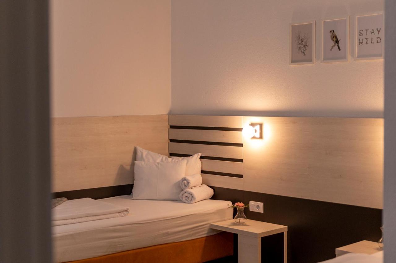 Garni Hotel 11Tica Dm Újvidék Kültér fotó