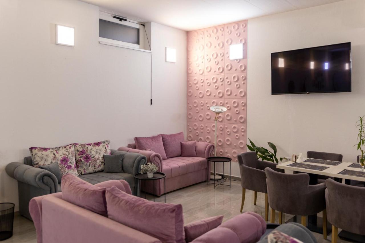 Garni Hotel 11Tica Dm Újvidék Kültér fotó