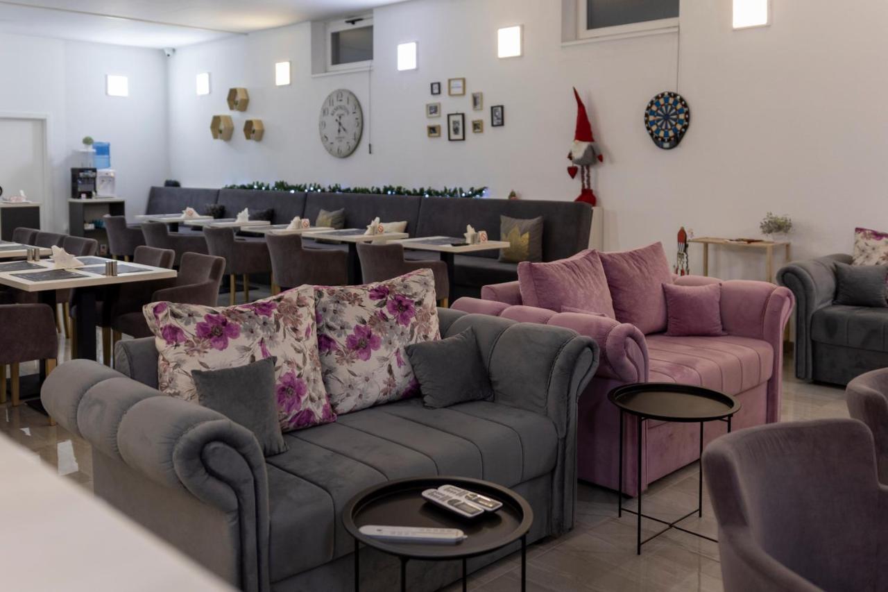 Garni Hotel 11Tica Dm Újvidék Kültér fotó