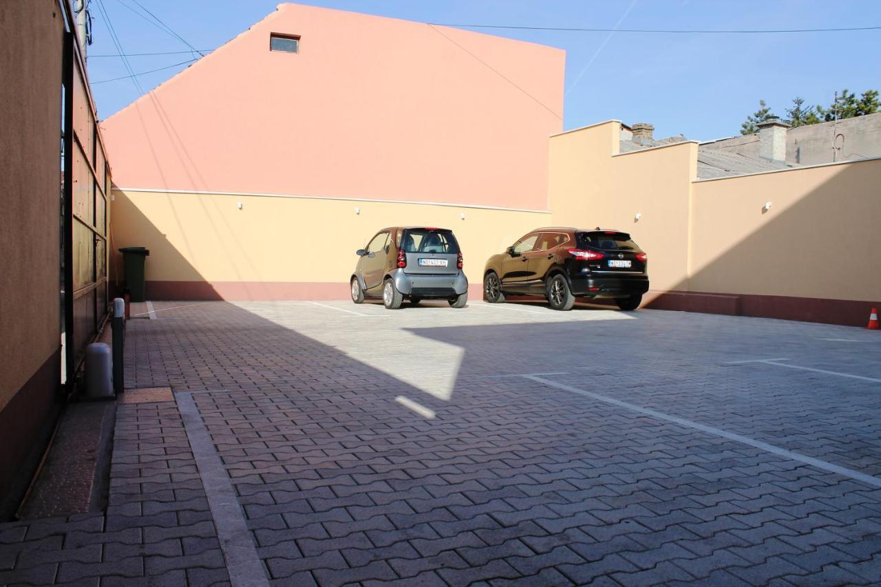 Garni Hotel 11Tica Dm Újvidék Kültér fotó
