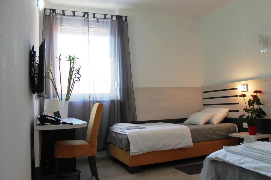Garni Hotel 11Tica Dm Újvidék Kültér fotó