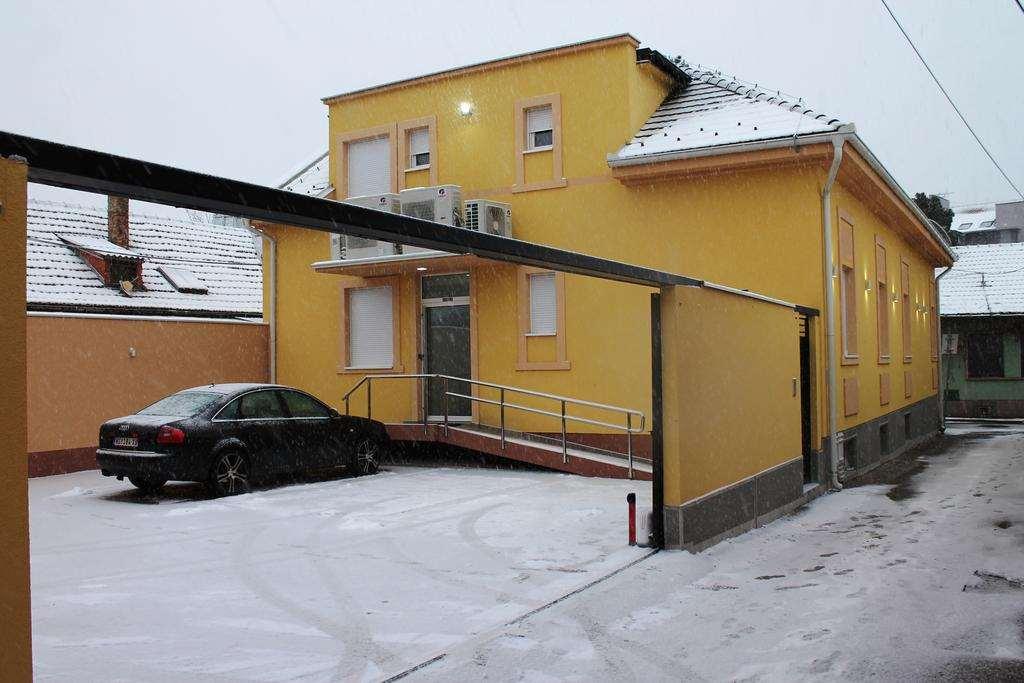 Garni Hotel 11Tica Dm Újvidék Kültér fotó